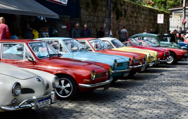 2º Circuito Imperial de Automobilismo: Carros antigos e emoção nas ruas do  Centro Histórico de Petrópolis