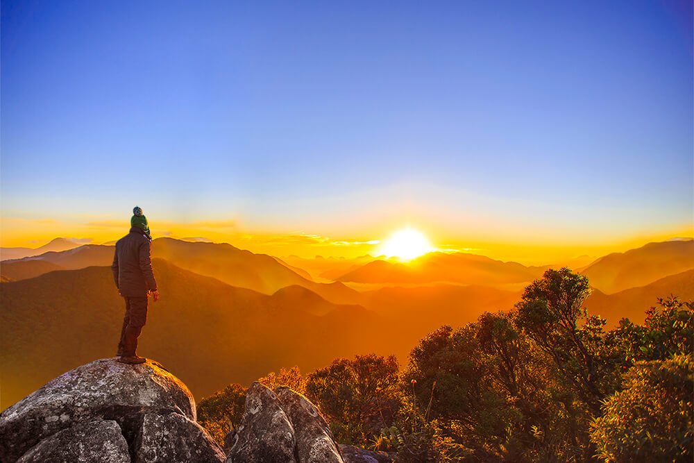 Bela paisagem de uma montanha petropolitana e um montanhista